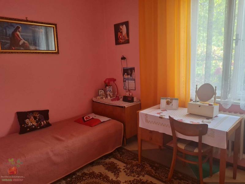 Miesto na spanie s dekoratívnymi obrazmi a stolíkom v rodinnom dome.
