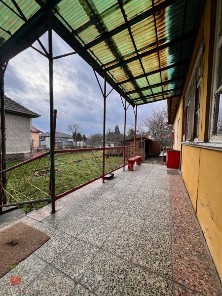Terasa rodinného domu v Komjaticiach s výhľadom na záhradu a zakrytím.